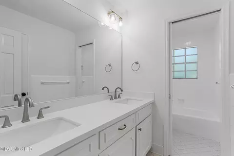 Bath - 440 Armour Dr, Jackson, MS 39211 photo 2 of 4