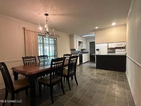 Dining - 625 SW 4th Ave, Magee, MS 39111 photo 1 of 3