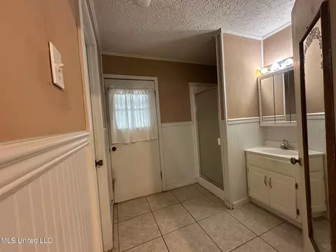Bath - 625 SW 4th Ave, Magee, MS 39111 photo 1 of 7
