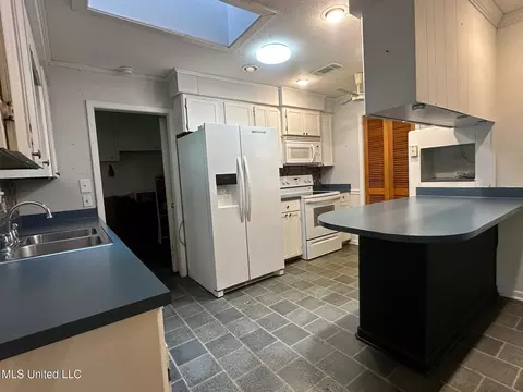 Kitchen - 625 SW 4th Ave, Magee, MS 39111 photo 2 of 5