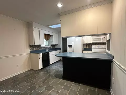 Kitchen - 625 SW 4th Ave, Magee, MS 39111 photo 4 of 5