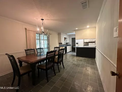 Dining - 625 SW 4th Ave, Magee, MS 39111 photo 3 of 3
