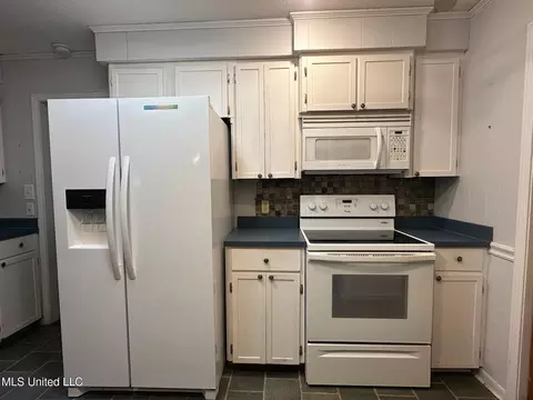 Kitchen - 625 SW 4th Ave, Magee, MS 39111 photo 3 of 5