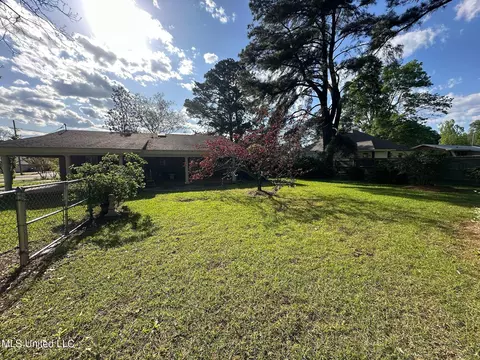 Exterior - 625 SW 4th Ave, Magee, MS 39111 photo 6 of 10