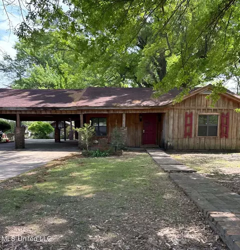 405 Hampton St, Indianola, MS 38751