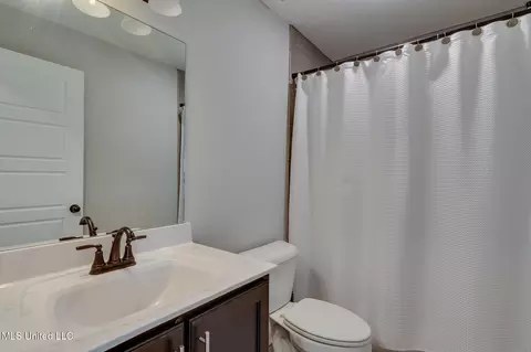 Bath - 742 Moore Loop, Byhalia, MS 38611 photo 4 of 5