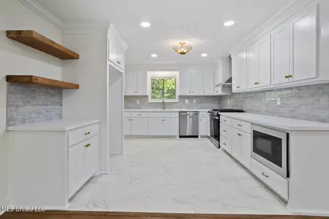 864 Briarwood Dr, Jackson, MS 39211 photo 9
