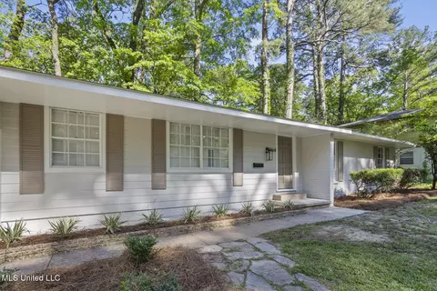 864 Briarwood Dr, Jackson, MS 39211 photo 2