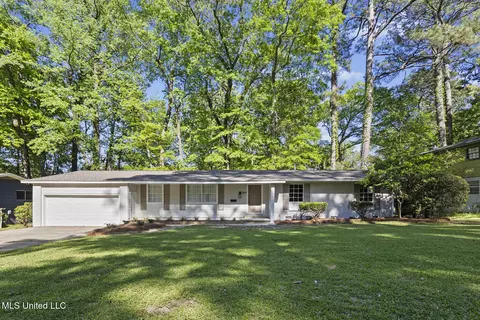 864 Briarwood Dr, Jackson, MS 39211