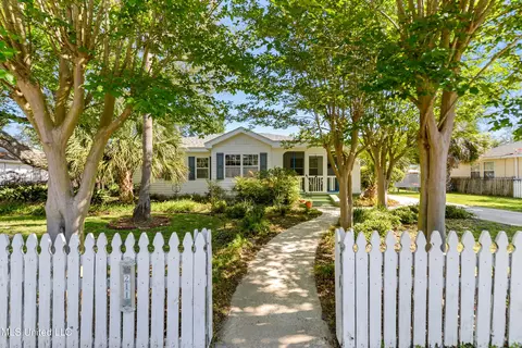 211 Demontluzin Ave, Bay Saint Louis, MS 39520