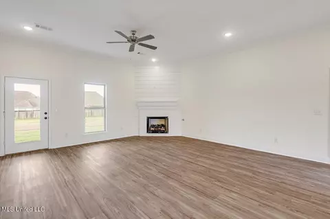 Living - 129 Southern Oak Way, Canton, MS 39046 photo 4 of 5