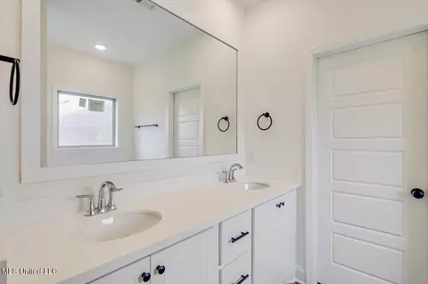 Bath - 129 Southern Oak Way, Canton, MS 39046 photo 1 of 3