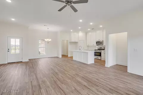 Living - 129 Southern Oak Way, Canton, MS 39046 photo 3 of 5