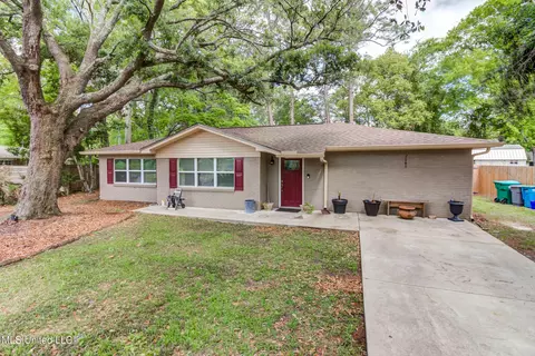 450 Whispering Pine Dr, Ocean Springs, MS 39564