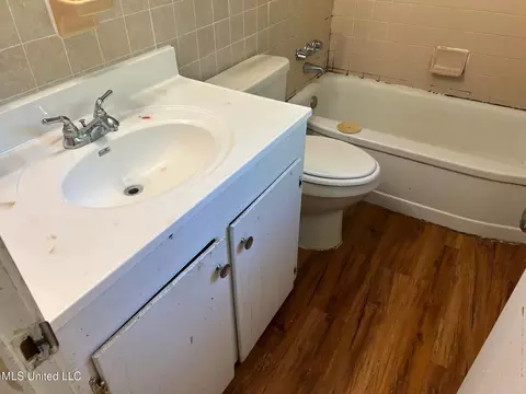 Bath - 1680 Winchester St, Jackson, MS 39211 photo 3 of 4