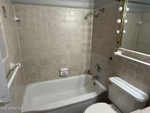 Bath - 1680 Winchester St, Jackson, MS 39211 photo 4 of 4