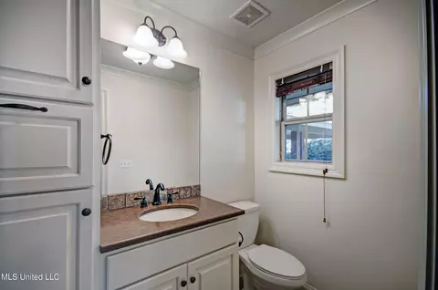 Bath - 139 Chippewa Cir, Jackson, MS 39211 photo 9 of 10