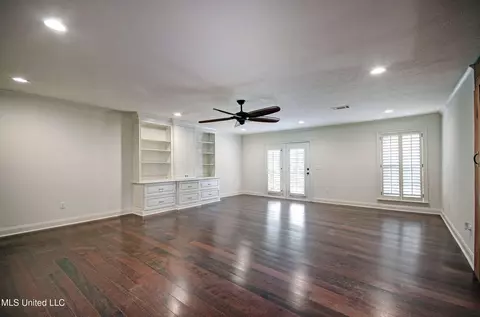 Living - 139 Chippewa Cir, Jackson, MS 39211 photo 1 of 4