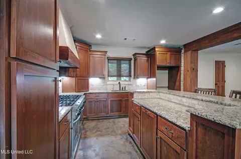 Kitchen - 139 Chippewa Cir, Jackson, MS 39211 photo 3 of 5
