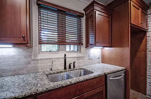 Kitchen - 139 Chippewa Cir, Jackson, MS 39211 photo 4 of 5
