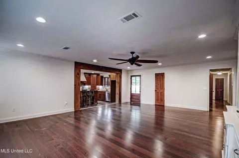 Living - 139 Chippewa Cir, Jackson, MS 39211 photo 3 of 4