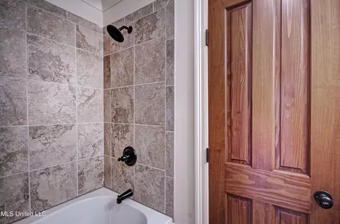 Bath - 139 Chippewa Cir, Jackson, MS 39211 photo 8 of 10