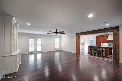 Living - 139 Chippewa Cir, Jackson, MS 39211 photo 4 of 4