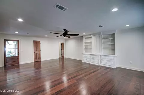 Living - 139 Chippewa Cir, Jackson, MS 39211 photo 2 of 4