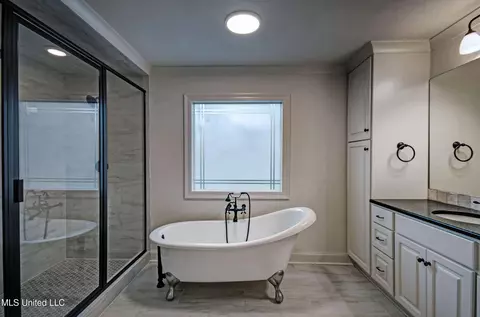 Bath - 139 Chippewa Cir, Jackson, MS 39211 photo 2 of 10