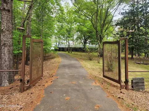 5014 Marianna Rd, Holly Springs, MS 38635