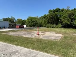 304 Coleman Ave, Waveland, MS 39576