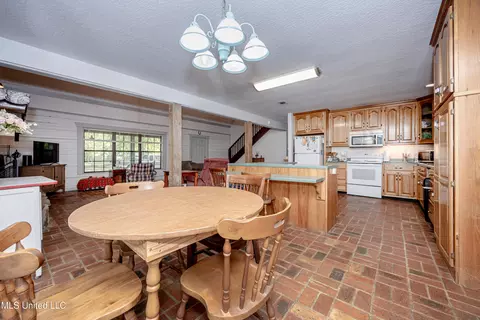 Dining - 21521 Billy Johnson Rd, Moss Point, MS 39562 photo 2 of 3