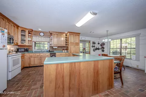 Kitchen - 21521 Billy Johnson Rd, Moss Point, MS 39562 photo 4 of 4