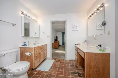 Bath - 21521 Billy Johnson Rd, Moss Point, MS 39562 photo 3 of 5