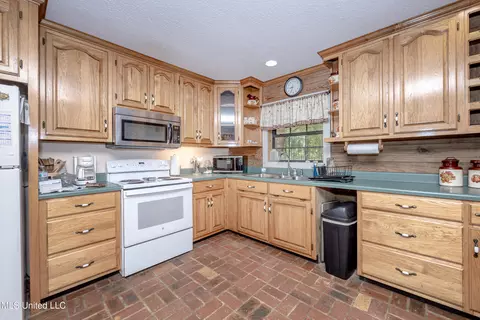 Kitchen - 21521 Billy Johnson Rd, Moss Point, MS 39562 photo 2 of 4