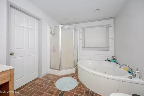 Bath - 21521 Billy Johnson Rd, Moss Point, MS 39562 photo 2 of 5
