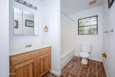 Bath - 21521 Billy Johnson Rd, Moss Point, MS 39562 photo 4 of 5