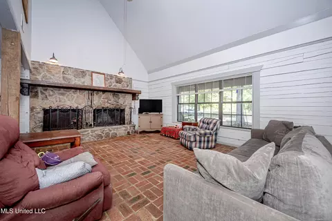 Living - 21521 Billy Johnson Rd, Moss Point, MS 39562 photo 3 of 5