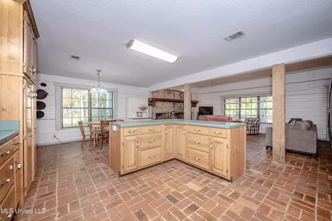 Kitchen - 21521 Billy Johnson Rd, Moss Point, MS 39562 photo 3 of 4