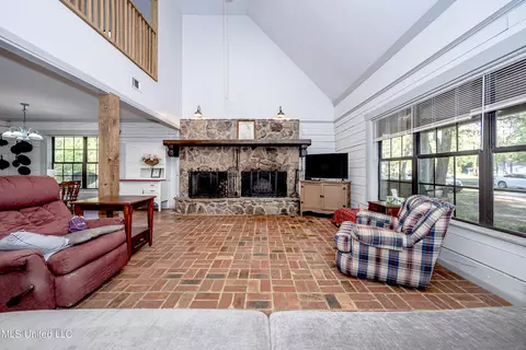 Living - 21521 Billy Johnson Rd, Moss Point, MS 39562 photo 2 of 5
