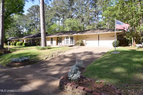 5365 Farnsworth Dr, Jackson, MS 39211