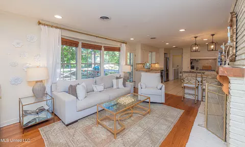Living - 4428 Audubon Park Dr, Jackson, MS 39211 photo 2 of 2