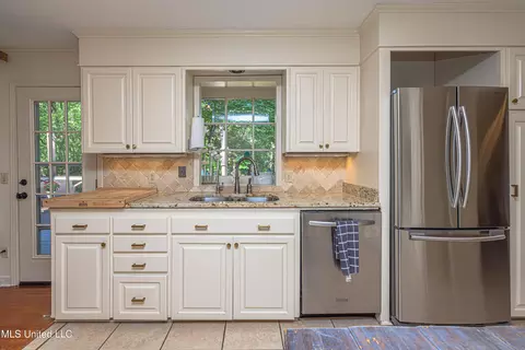 Kitchen - 4428 Audubon Park Dr, Jackson, MS 39211 photo 7 of 9