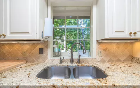Kitchen - 4428 Audubon Park Dr, Jackson, MS 39211 photo 6 of 9