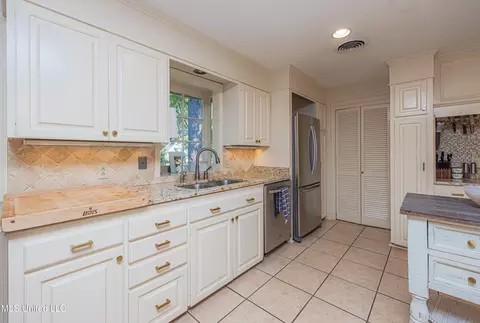 Kitchen - 4428 Audubon Park Dr, Jackson, MS 39211 photo 4 of 9