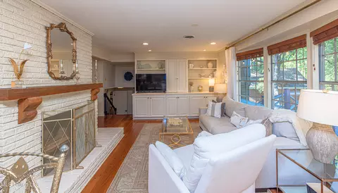 Living - 4428 Audubon Park Dr, Jackson, MS 39211 photo 1 of 2