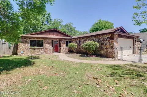 6800 Oakhurst Dr, Ocean Springs, MS 39564