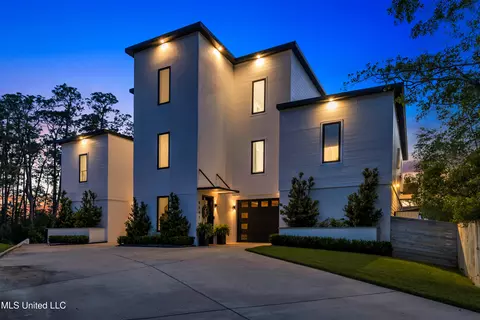 9591 S Bayou Bnd, Gulfport, MS 39503