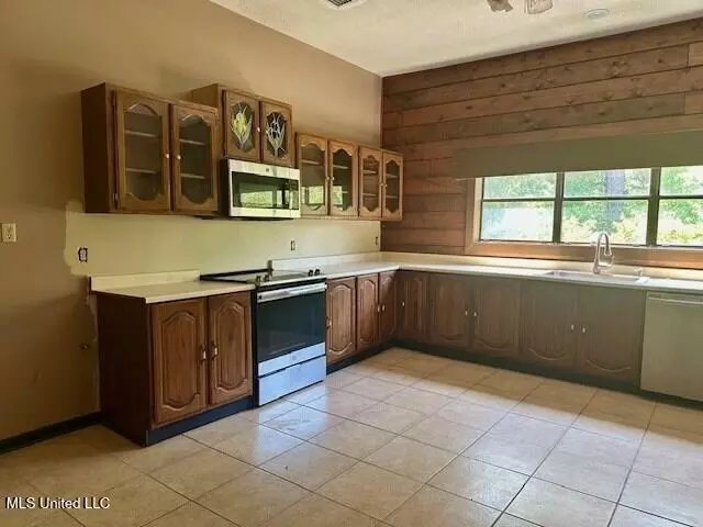 Kitchen - 65 Quitman Perry Rd, Carriere, MS 39426 photo 2 of 3
