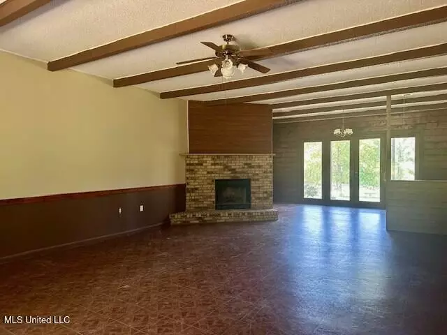 Living - 65 Quitman Perry Rd, Carriere, MS 39426 photo 3 of 5